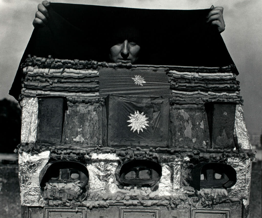 Caja de visiones / Box of Visions. Artist: Manuel Álvarez Bravo. Date: 1938, printed 1977. Medium: plata sobre gelatina / gelatin silver print.